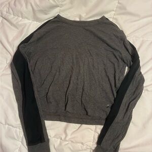 ❗️6 for $20❗️ Under Armour Gray and Black Mesh Crop Top